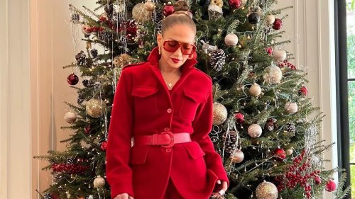 En Valentino, Jennifer Lopez est (déjà) prête pour Noël
