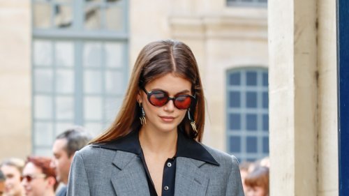 À Paris, Kaia Gerber confirme à son tour la tendance officewear de l'automne