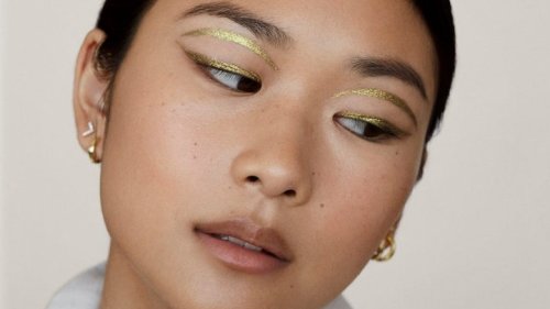 Smoky rutilant, bouche flamboyante, pommettes irisées : comment porter le maquillage doré en 2022 ?