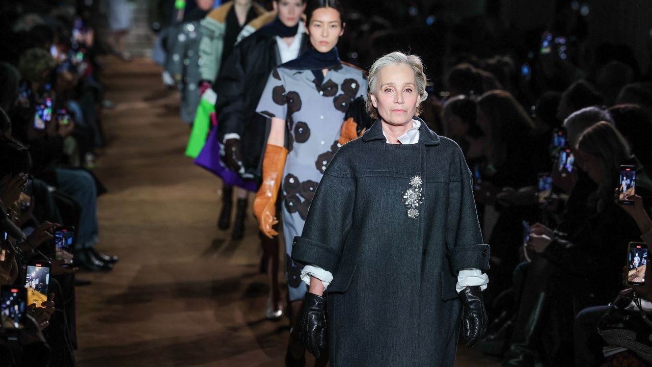 À 63 ans, Kristin Scott Thomas devient mannequin au défilé Miu Miu