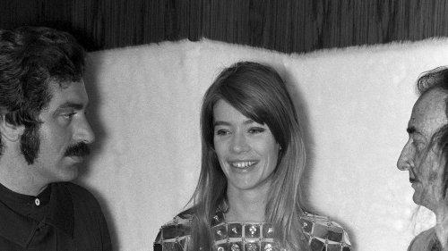 De Françoise Hardy à Jane Fonda, retour sur l’histoire de la robe la plus iconique de Paco Rabanne