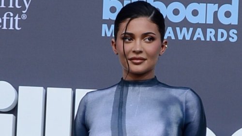 Aux Billboard Music Awards, Kylie Jenner a fait sensation dans une robe à imprimé nu signée Balmain