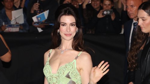 Anne Hathaway ose la robe en cotte de maille Versace à New York