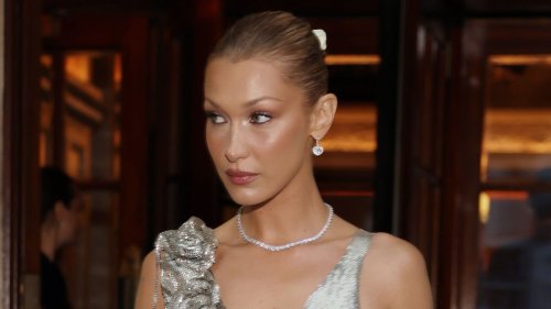 28 ans après Milla Jovovich au Festival de Cannes, Bella Hadid porte cette iconique robe John Galliano