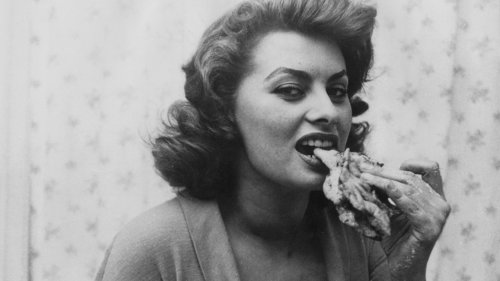 Pourquoi ces clichés de Sophia Loren en train de manger sont si réconfortants