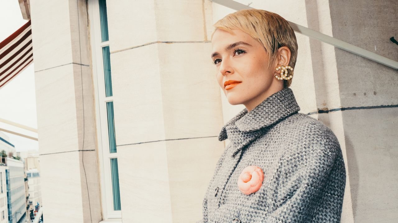 Rencontre avec l'actrice Zoey Deutch à l'occasion du défilé Chanel automne-hiver 2024-2025