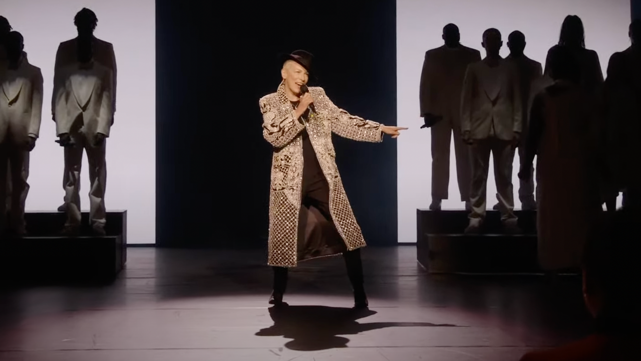Annie Lennox clôture Vogue World 2023 avec une performance surprise à couper le souffle