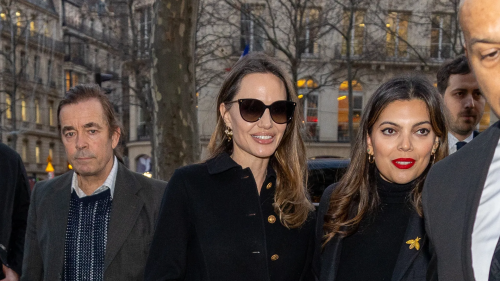 À Paris, Angelina Jolie fait grimper son quotient mode avec ce sac signé Dior