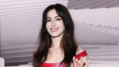 Anne Hathaway est plus sexy que jamais en robe rouge au défilé Versace automne-hiver 2024-2025