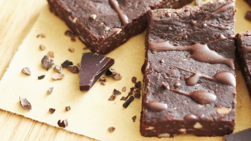 3 ingrédients et 10 minutes : c’est tout ce qu’il vous faut pour réaliser ce brownie au chocolat anti-inflammatoire