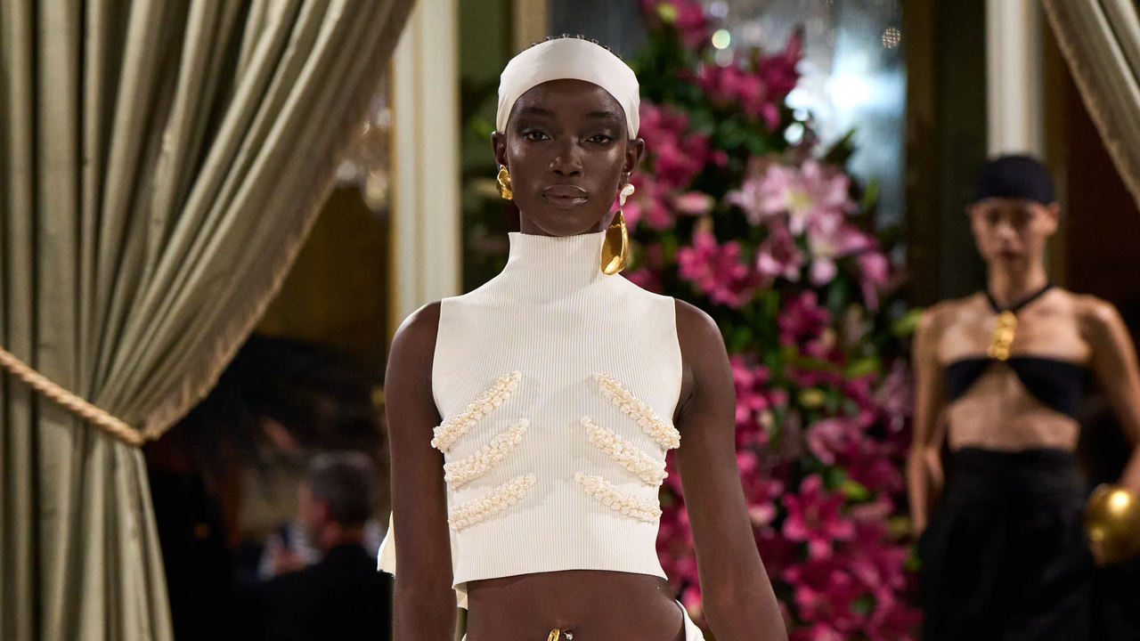 Longtemps controversée, cette tendance des années 2000 fait son grand retour chez Schiaparelli