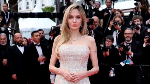 17 ans après sa dernière apparition sur le tapis rouge, Angelina Jolie fait sensation au Festival de Cannes 2025