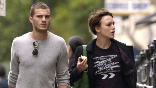 Les looks y2k de Jamie Dornan et Keira Knightley affolent la toile : seraient-ils notre inspiration mode de l’été ?