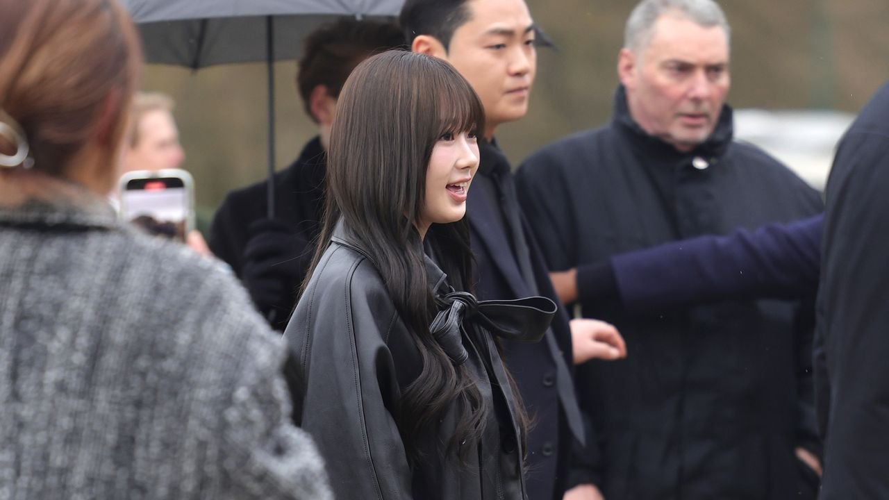 Giselle, star de K-pop, suscite l'hystérie au défilé Loewe automne-hiver 2024-2025
