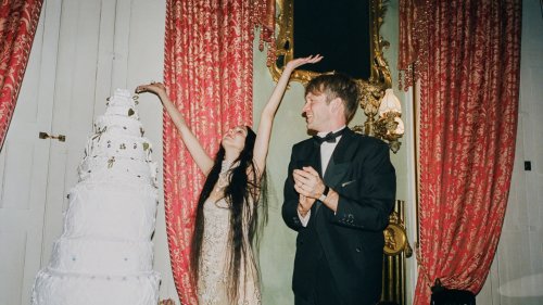 Tish Weinstock portait 3 robes de mariée dont une inspirée de Morticia Addams pour son mariage gothique où Kate Moss jouait les vampires