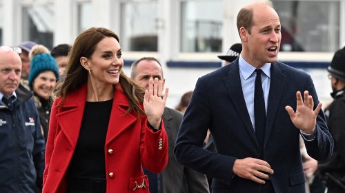 Le manteau rouge de Kate Middleton: un hommage au style de la reine Elisabeth II?