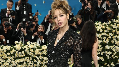 Lisa de BLACKPINK ose la tendance no pants pour son premier Met Gala