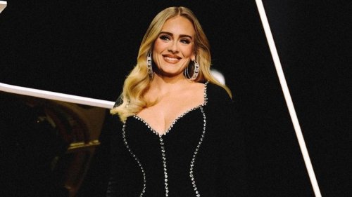 En robe Stella McCartney, Adele illumine Las Vegas