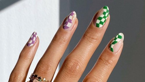 La tendance nail art de 2022 selon Pinterest ? Les ongles damier