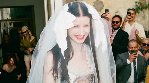 La styliste Rachael Rodgers s'est mariée en corset Vivienne Westwood, legging blanc et bikini à fleurs