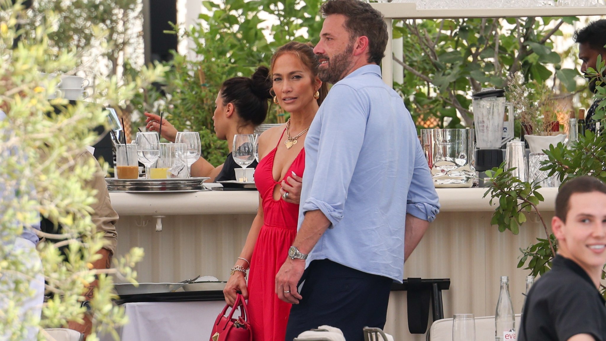 A Paris, Jennifer Lopez adopte cette tendance robe intemporelle pour un dîner romantique avec Ben Affleck