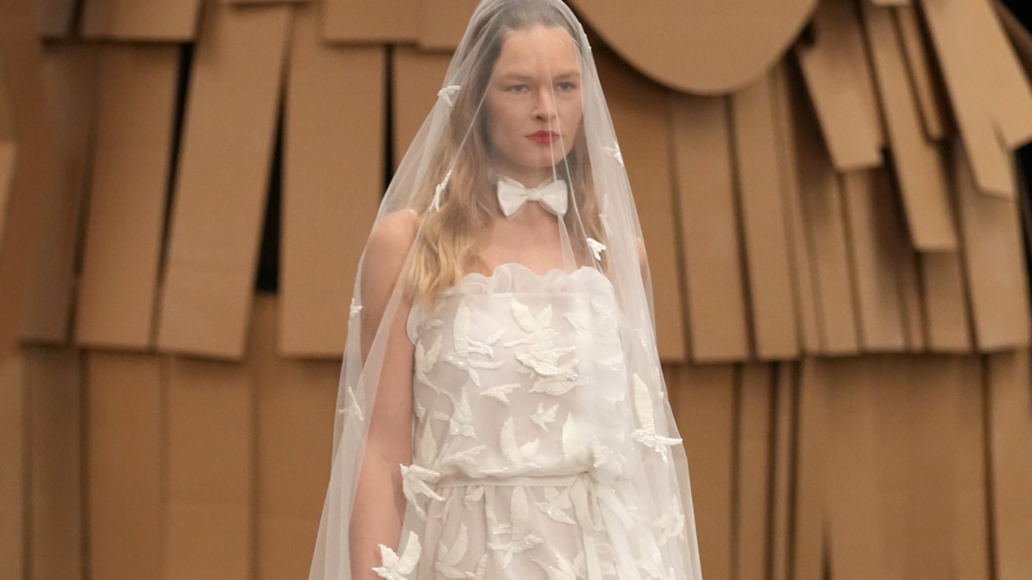 Chez Chanel, la mini robe de mariée d'Anna Ewers était brodée d'hirondelles pour le défilé haute couture