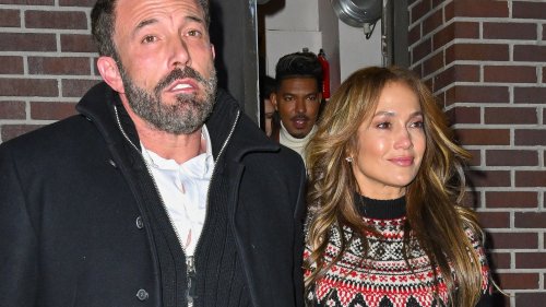 Jennifer Lopez érige le pull de Noël au rang d'incontournable mode