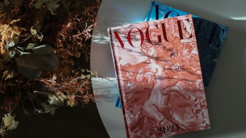 Un agenda pour bien commencer l'année 2024 est à découvrir avec le numéro de décembre/janvier de Vogue France