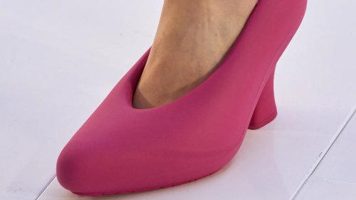 Pourquoi on va toutes s'arracher cette tendance chaussures signature de Barbie ?