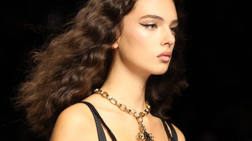 Comment recréer la mise en beauté glamour à l'italienne de Deva Cassel au défilé Dolce & Gabbana ?