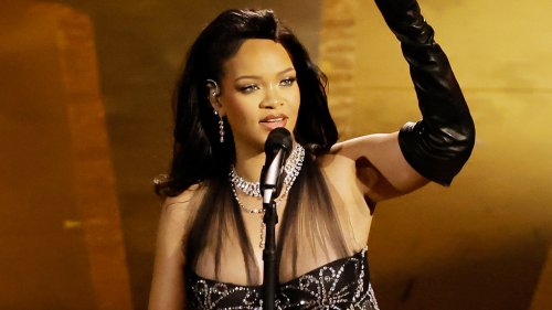Rihanna enflamme la scène des Oscars dans une tenue de style Old Hollywood