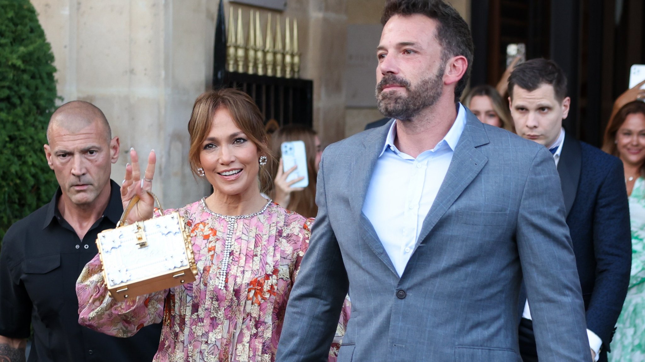 La lune de miel de Jennifer Lopez et Ben Affleck à Paris attire les foules - cover