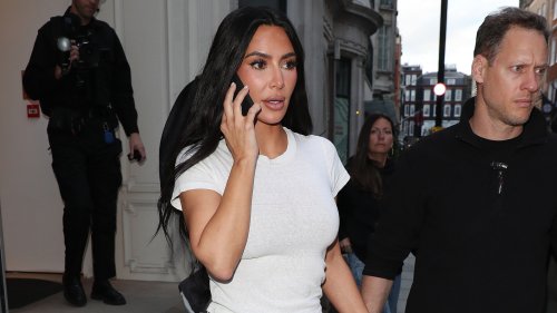 Kim Kardashian porte avec brio la tendance pantalon du printemps