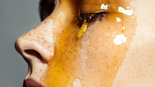 Le infinite proprietà del miele sulla pelle + le creme e maschere viso, e i profumi golosi a base di nettare delle api