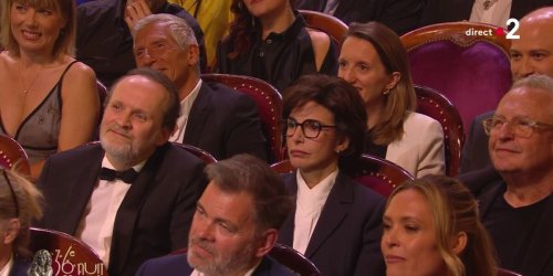 "C’est carrément un miracle votre présence" : Caroline Vigneaux interpelle Rachida Dati sur les coupes budgétaires lors des Molières 2025 (ZAPTV)