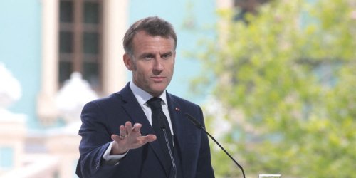 "Ceci est un mouchoir..." : Emmanuel Macron accusé de consommer de la cocaïne, il publie un démenti ferme