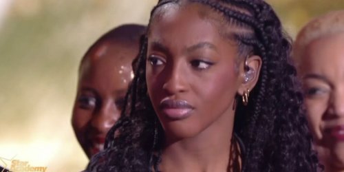 Star Academy : Ebony visée par des attaques racistes sur un concert de la tournée, elle s'effondre à genoux face au public