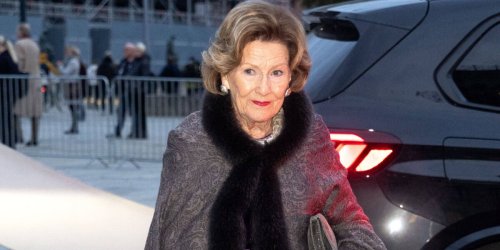 La reine Sonja de Norvège transportée en hélicoptère médical et hospitalisée pour des problèmes respiratoires