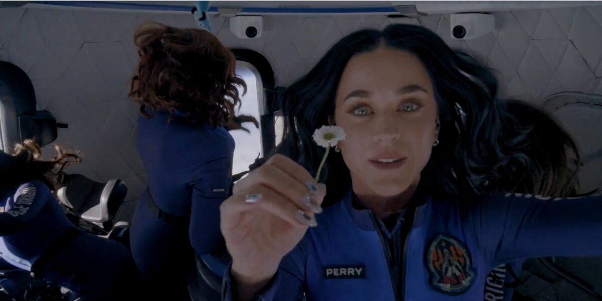 "Ce qu'elle regrette c'est..." : Katy Perry critiquée après son vol spatial, un proche fait des confidences