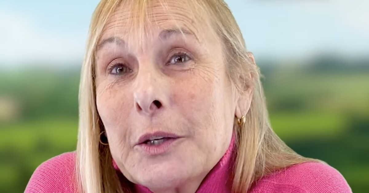 « Elles se hurlaient dessus » : la nounou de L’amour est dans le pré révèle pourquoi elle a dû un jour intervenir entre deux prétendantes