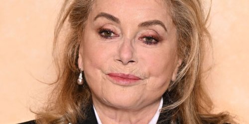 C'est LA teinte de rouge à lèvres flashy idéale pour les peaux matures, la preuve avec Catherine Deneuve