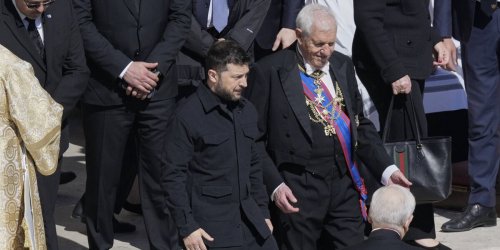 Obsèques du pape François : Volodymyr Zelensky applaudi par la foule, cet échange "très productif" qu'il a eu avec Donald Trump en privé