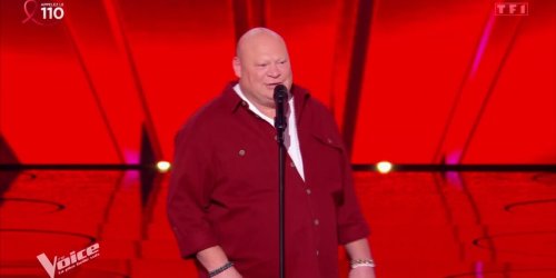 The Voice : un candidat chute sur le plateau des auditions à l’aveugle
