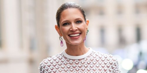 Column skirt : cette jupe chic détrône la jupe crayon en 2025 et affine visiblement la silhouette