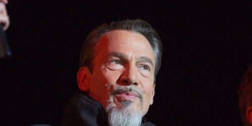 Florent Pagny ou pornographie ? Une cérémonie de commémoration du 8 mai tourne au fiasco et à la polémique