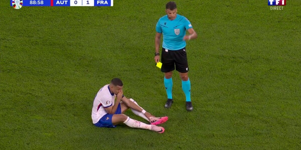 Euro 2024 : le nez en sang, Kylian Mbappé reçoit un carton jaune, les internautes ne comprennent pas pourquoi