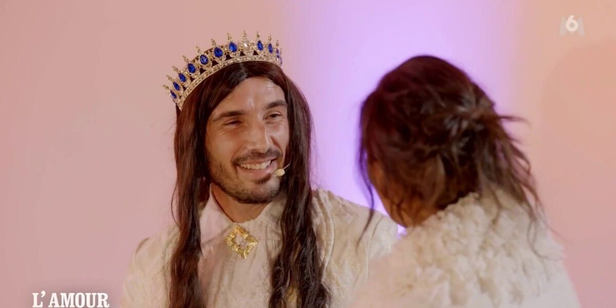 « Ça commence fort » : Julien reçoit Karine Le Marchand dans un costume surprenant, la Toile exulte (ZAPTV)
