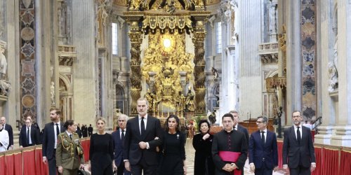 Letizia d'Espagne et Felipe VI très critiqués depuis les obsèques du pape François, ont-ils vraiment rompu le protocole ?