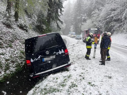 Unfall auf Schneefahrbahn