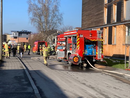 Feuer in Tiefgarage: Auto geriet in Brand